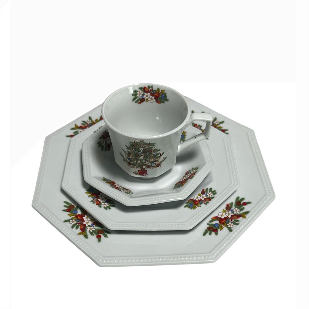 Vintage Fairfield Peace On Earth Christmas 16 Piece Service for 4